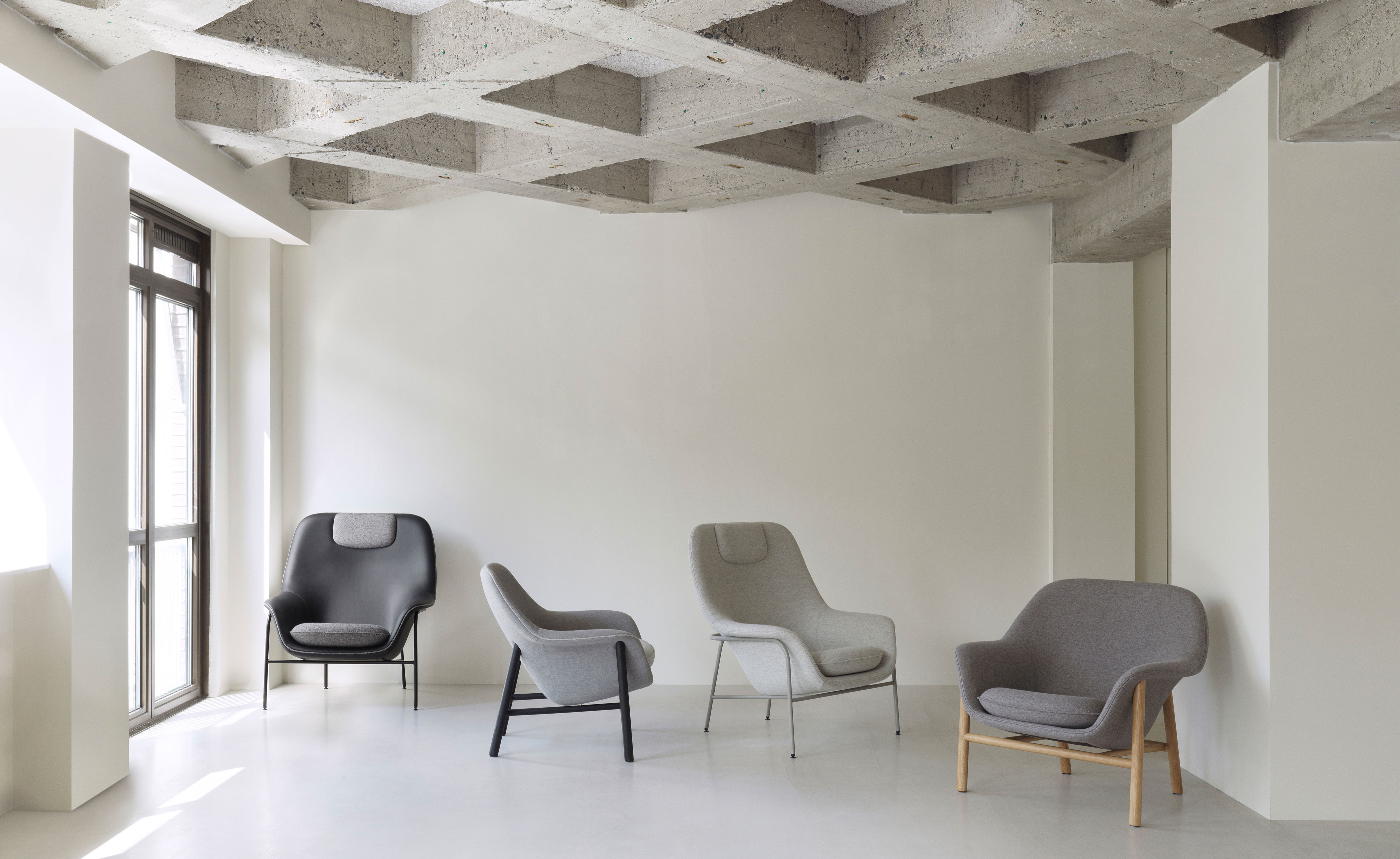 Drape High Back Lounge metal base