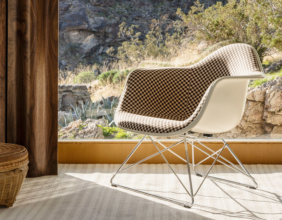 eames® upholstered armchair with low wire base