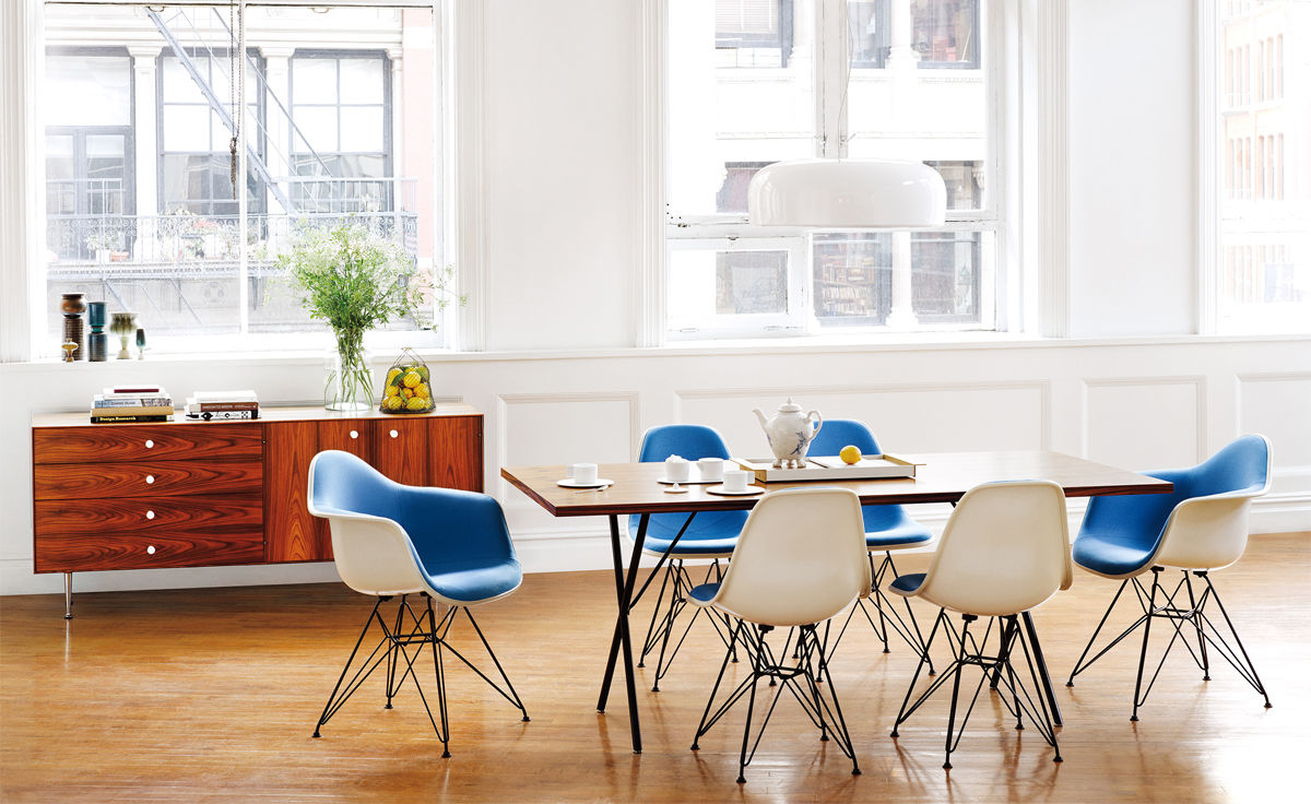 eames&reg; upholstered side chair with wire base