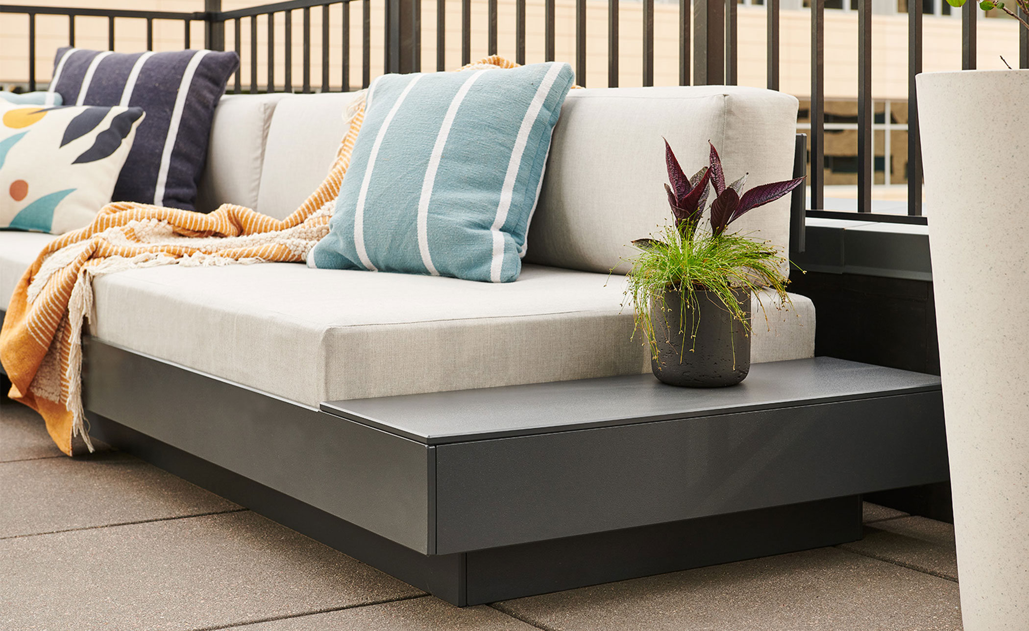 Platform One Daybed